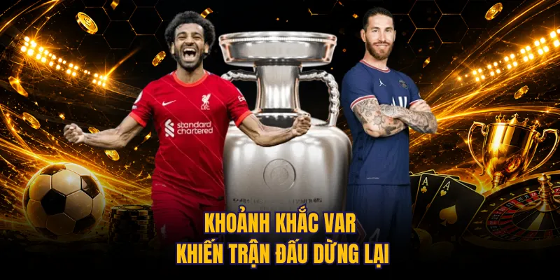 Khoảnh khắc VAR khiến trận đấu dừng lại